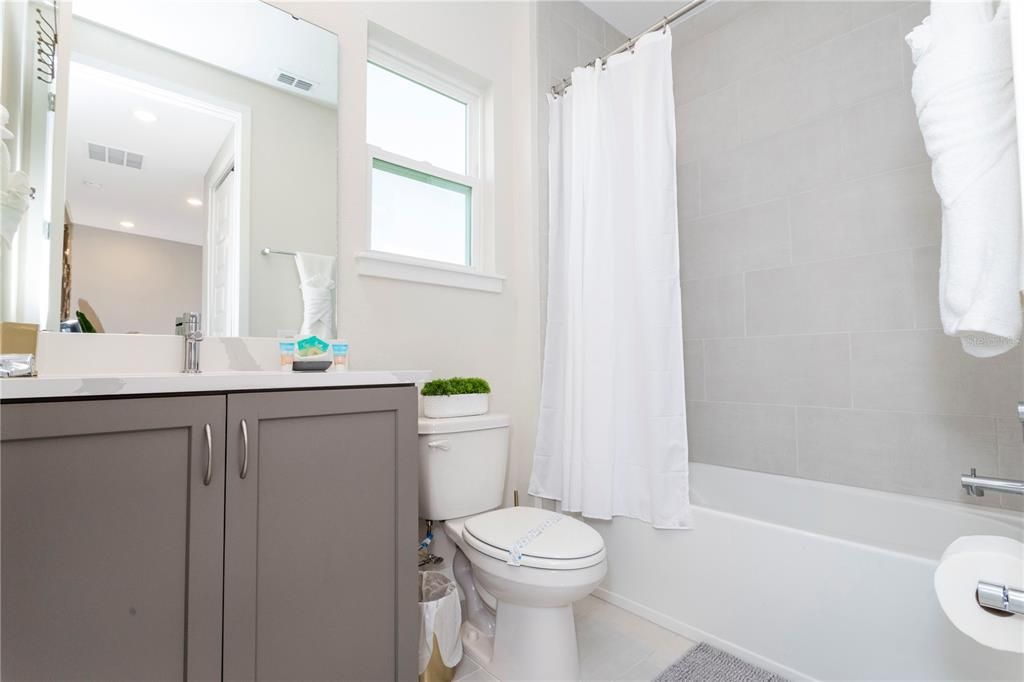 出租: $3,100 (3 贝兹, 2 浴室, 1659 平方英尺)