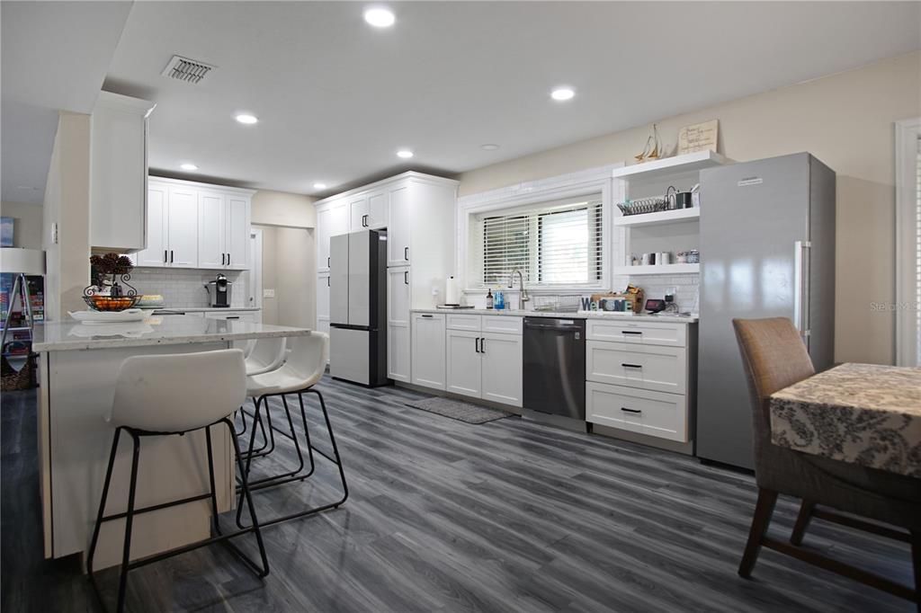 Под контрактом: $2,600 (4 спален, 4 ванн, 2671 Квадратных фут)