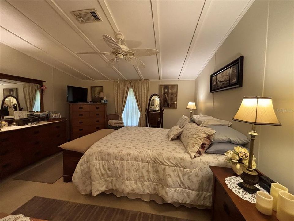 For Sale: $169,400 (2 beds, 2 baths, 1300 Square Feet)