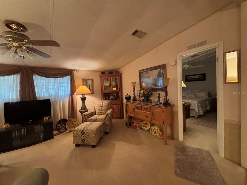 For Sale: $169,400 (2 beds, 2 baths, 1300 Square Feet)