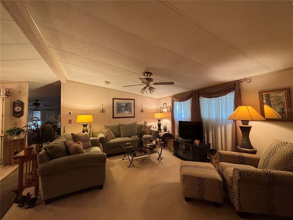 For Sale: $169,400 (2 beds, 2 baths, 1300 Square Feet)