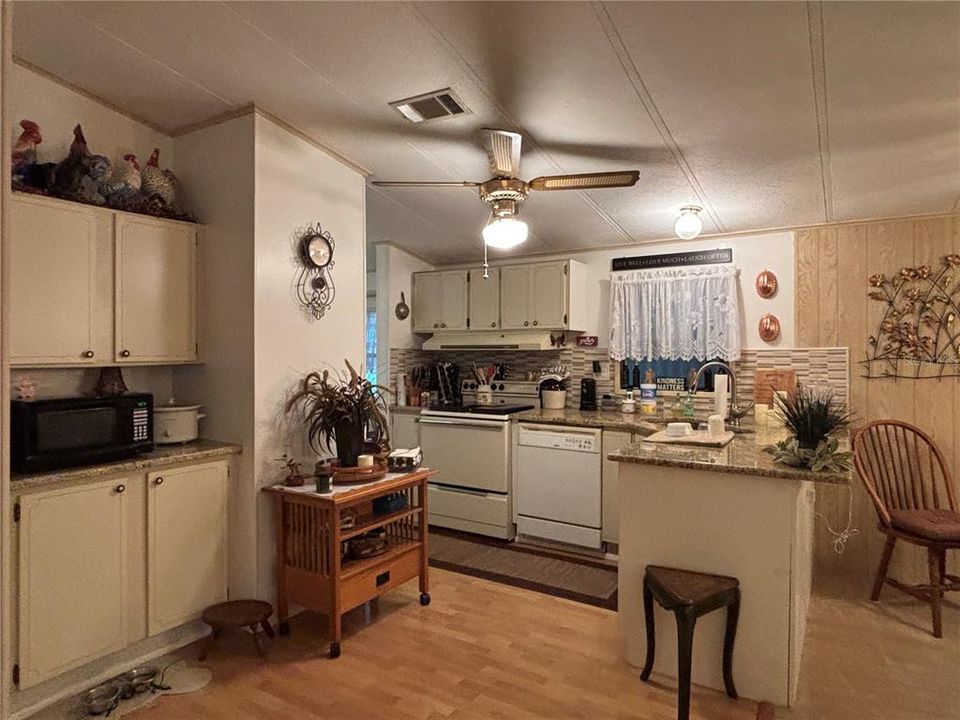 For Sale: $169,400 (2 beds, 2 baths, 1300 Square Feet)