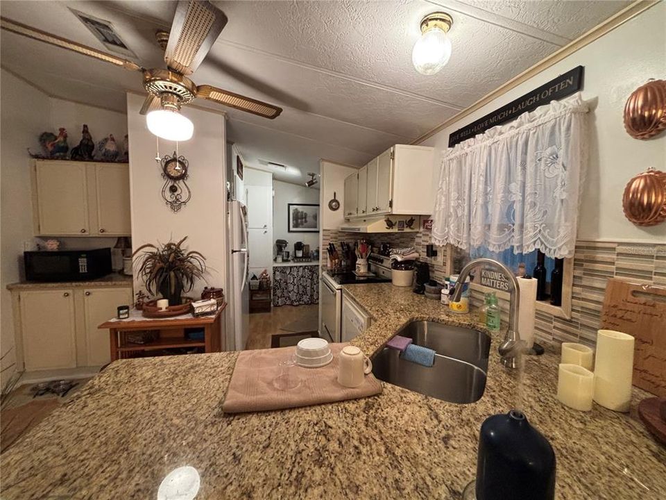 For Sale: $169,400 (2 beds, 2 baths, 1300 Square Feet)