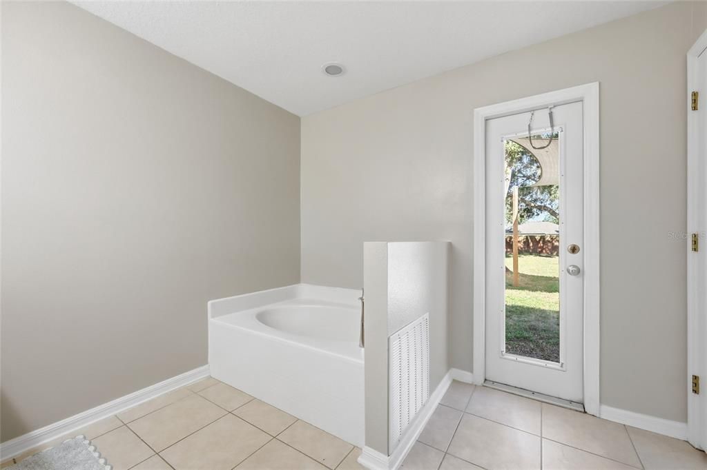 待售: $560,000 (4 贝兹, 2 浴室, 2256 平方英尺)