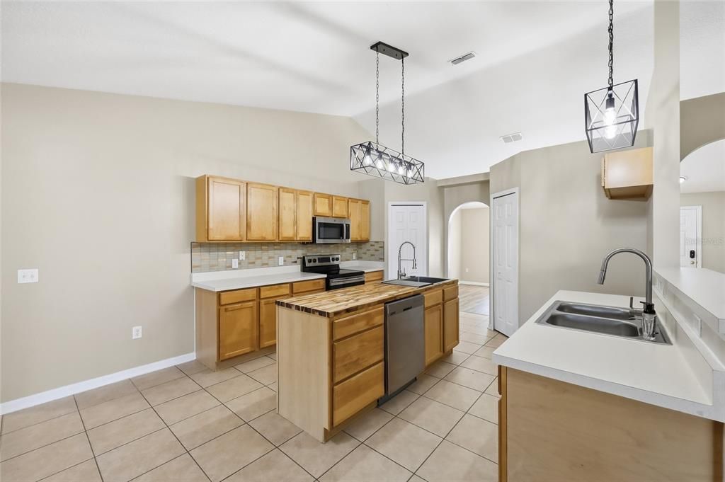 待售: $560,000 (4 贝兹, 2 浴室, 2256 平方英尺)