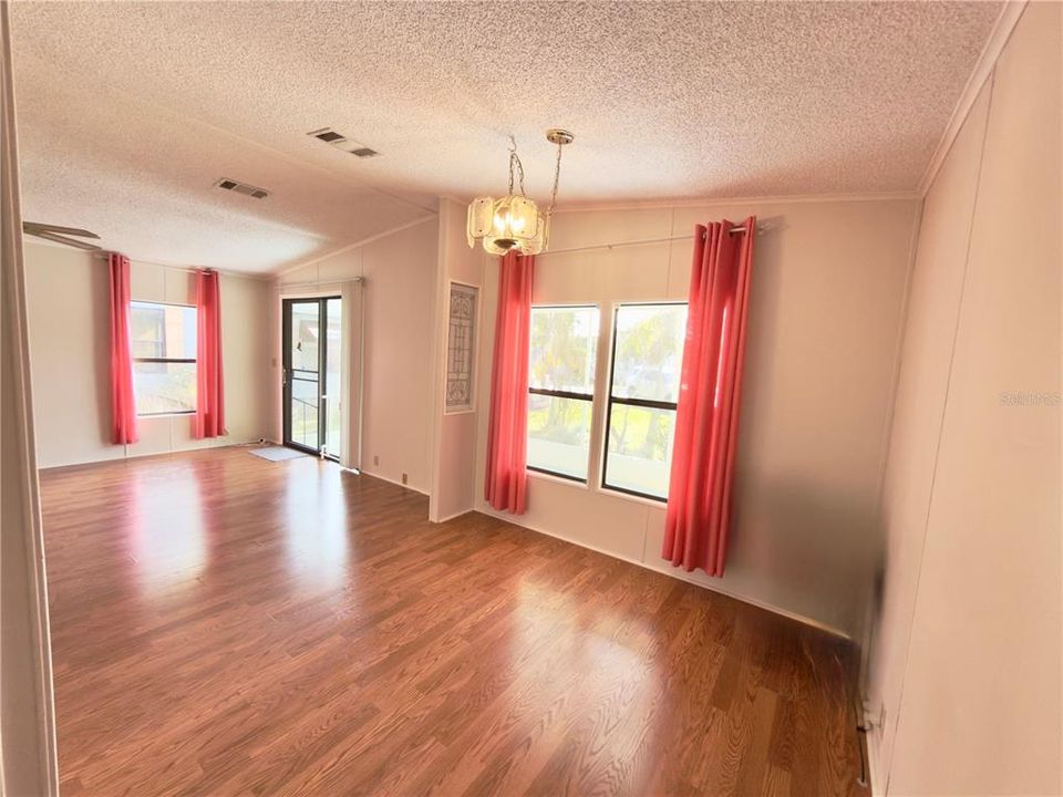 待售: $123,500 (2 贝兹, 2 浴室, 920 平方英尺)