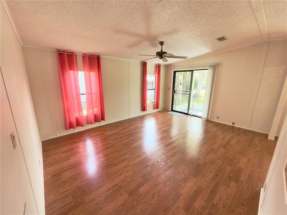 待售: $123,500 (2 贝兹, 2 浴室, 920 平方英尺)