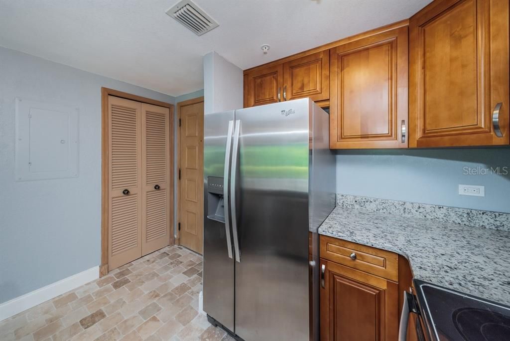 For Rent: $1,550 (1 beds, 1 baths, 610 Square Feet)