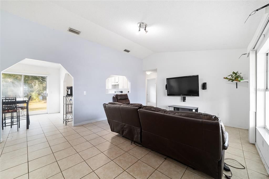 待售: $215,000 (3 贝兹, 2 浴室, 1254 平方英尺)