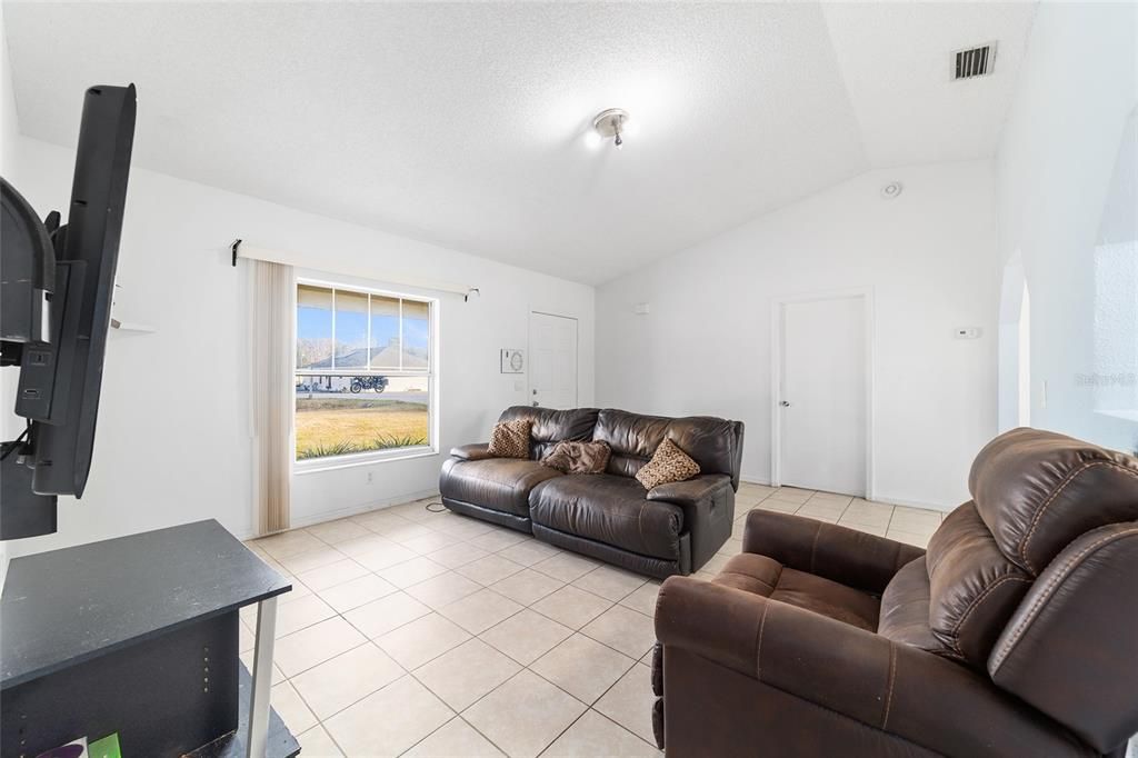 待售: $215,000 (3 贝兹, 2 浴室, 1254 平方英尺)