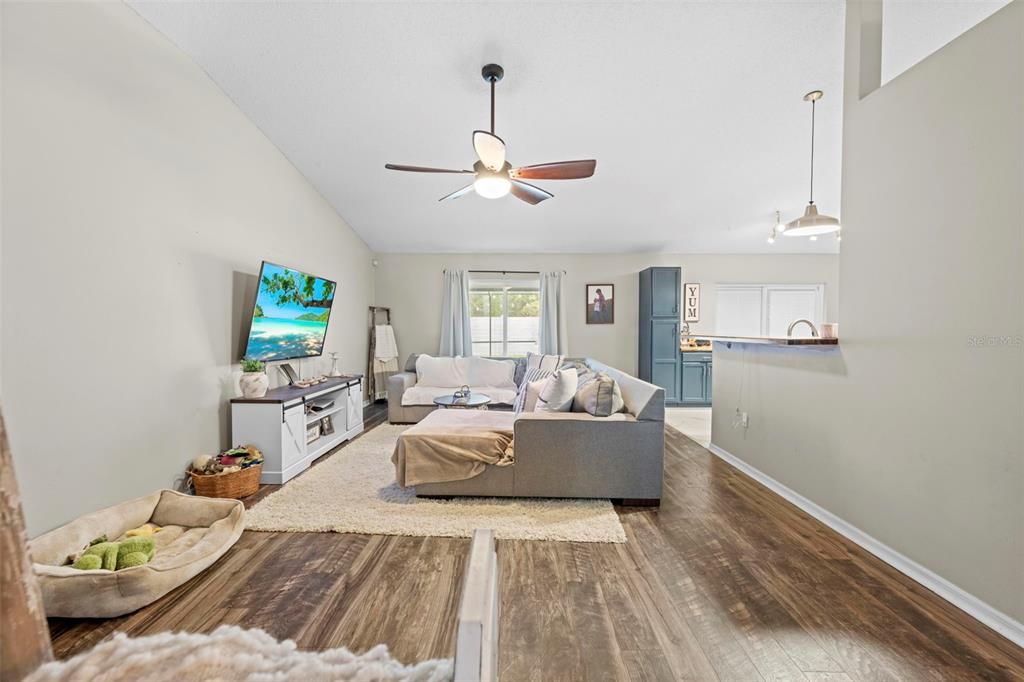 待售: $435,500 (4 贝兹, 2 浴室, 2560 平方英尺)