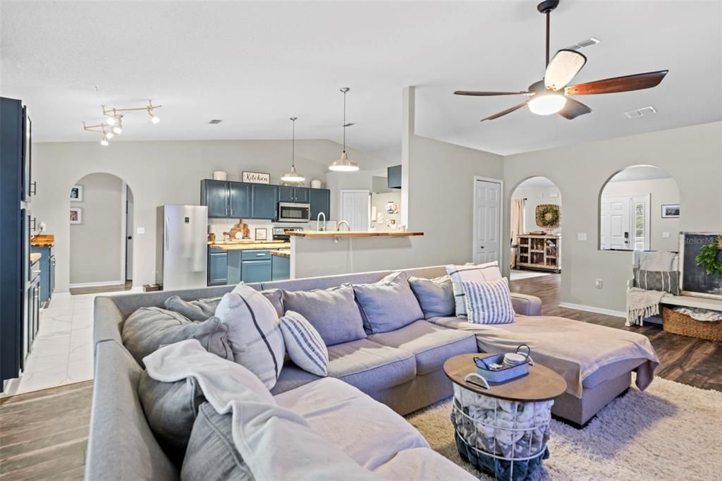 待售: $435,500 (4 贝兹, 2 浴室, 2560 平方英尺)