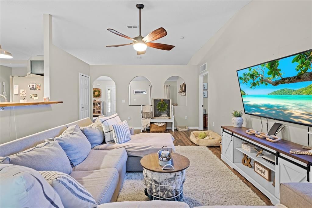 待售: $435,500 (4 贝兹, 2 浴室, 2560 平方英尺)