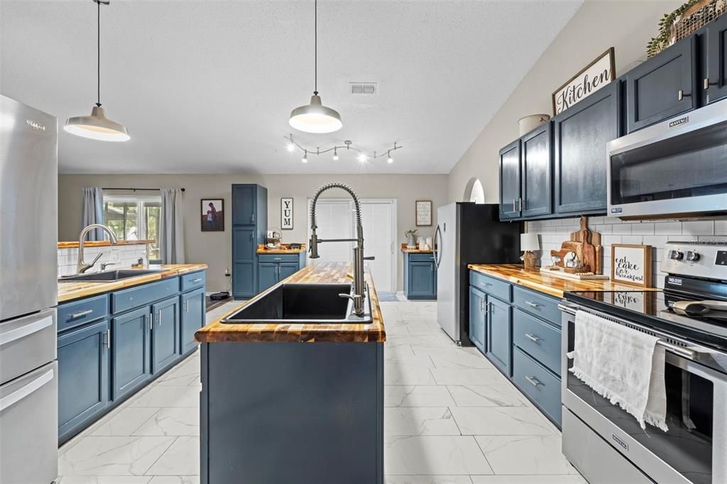 待售: $435,500 (4 贝兹, 2 浴室, 2560 平方英尺)