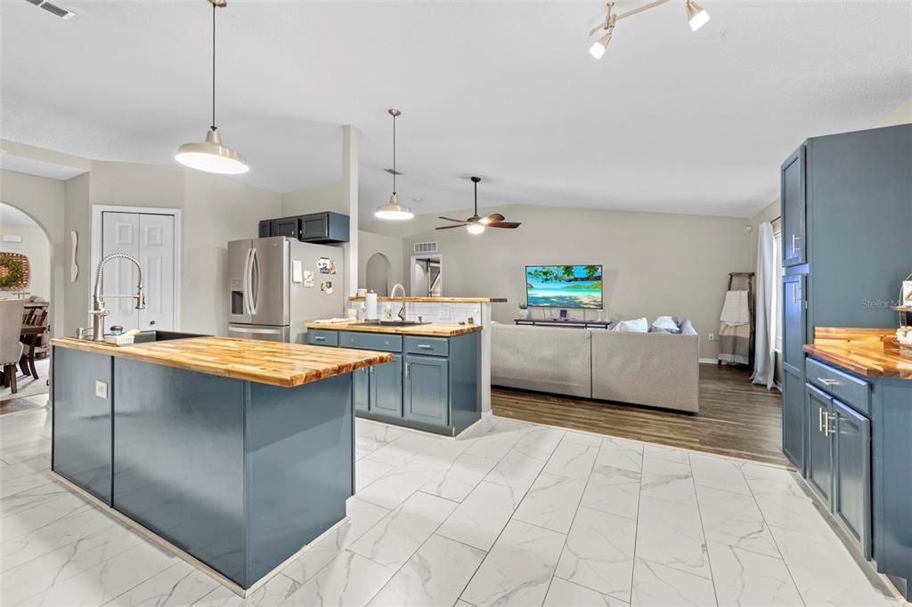 待售: $435,500 (4 贝兹, 2 浴室, 2560 平方英尺)