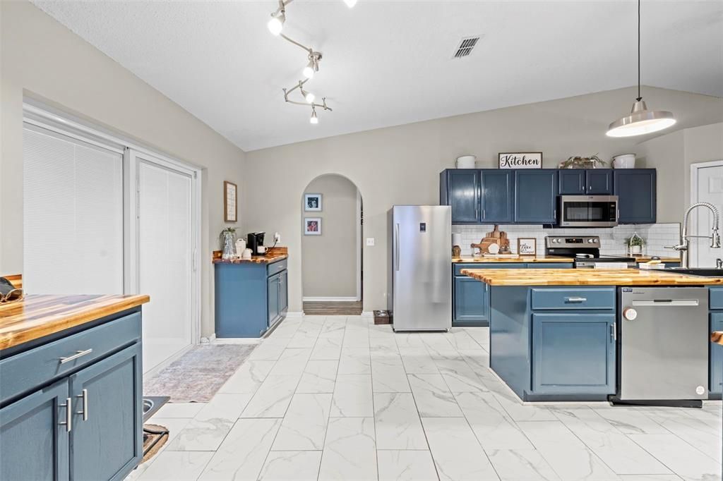 待售: $435,500 (4 贝兹, 2 浴室, 2560 平方英尺)