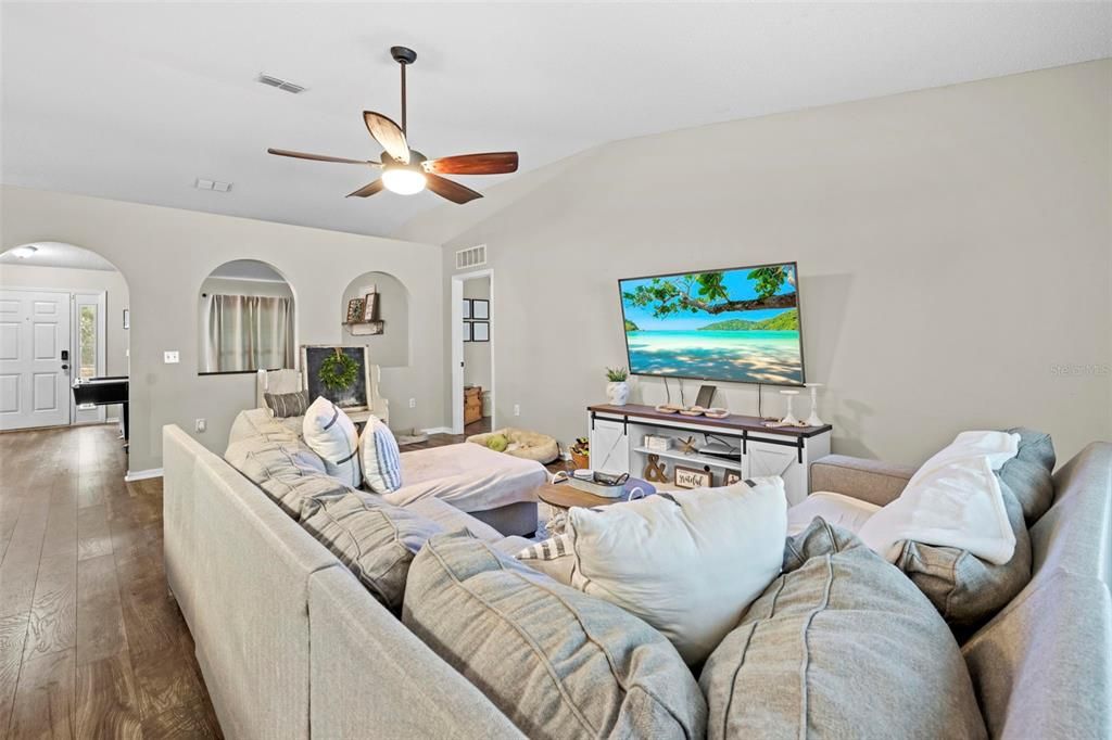 待售: $435,500 (4 贝兹, 2 浴室, 2560 平方英尺)