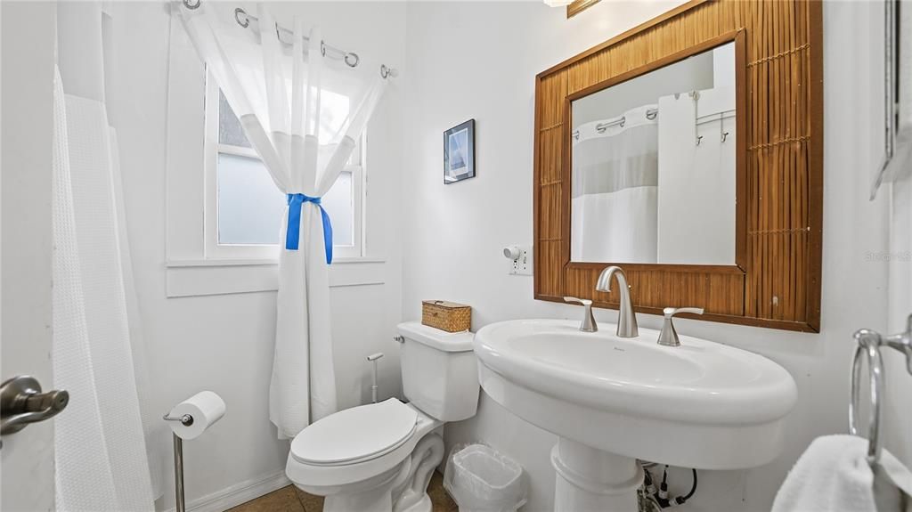 For Sale: $394,900 (2 beds, 1 baths, 880 Square Feet)