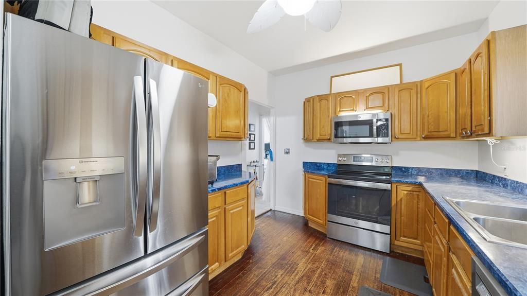 For Sale: $394,900 (2 beds, 1 baths, 880 Square Feet)