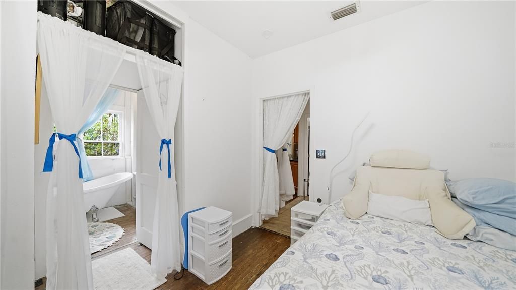 For Sale: $394,900 (2 beds, 1 baths, 880 Square Feet)