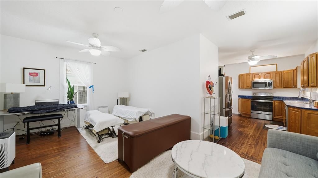 For Sale: $394,900 (2 beds, 1 baths, 880 Square Feet)