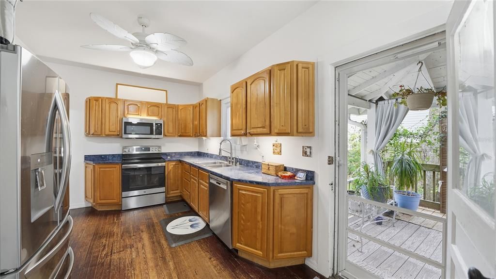 For Sale: $394,900 (2 beds, 1 baths, 880 Square Feet)