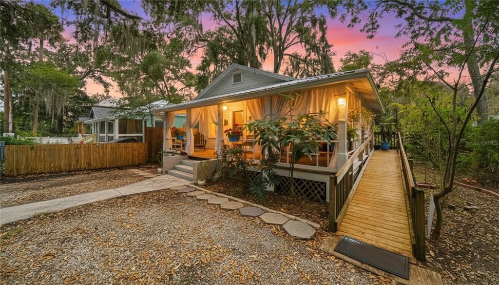 For Sale: $394,900 (2 beds, 1 baths, 880 Square Feet)