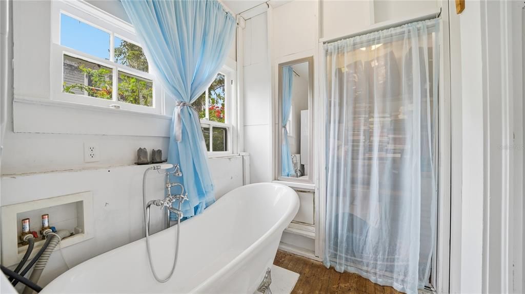 For Sale: $394,900 (2 beds, 1 baths, 880 Square Feet)