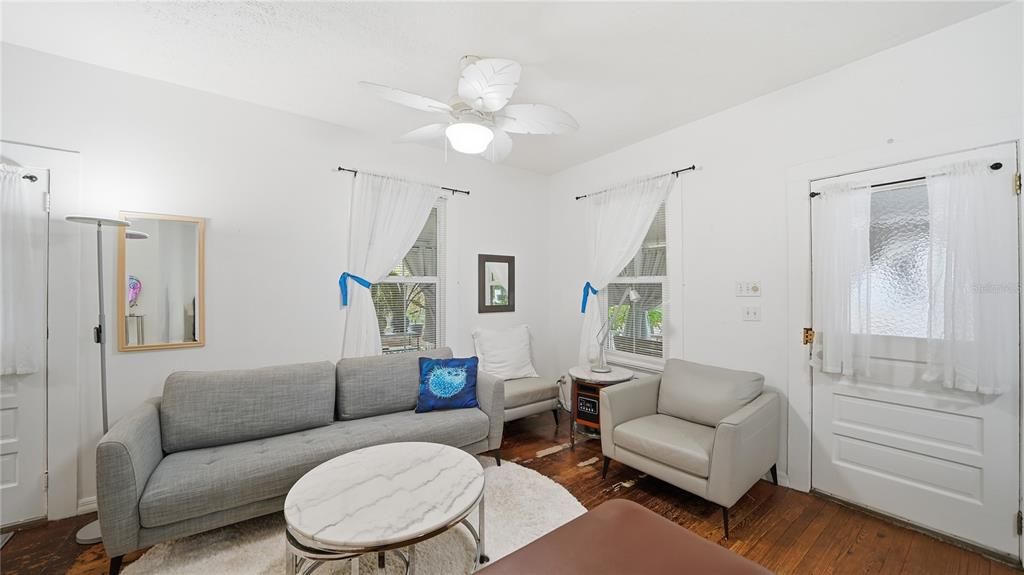 For Sale: $394,900 (2 beds, 1 baths, 880 Square Feet)