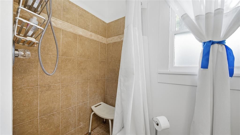 For Sale: $394,900 (2 beds, 1 baths, 880 Square Feet)