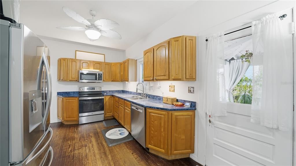 For Sale: $394,900 (2 beds, 1 baths, 880 Square Feet)