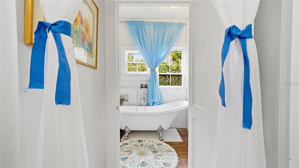 For Sale: $394,900 (2 beds, 1 baths, 880 Square Feet)