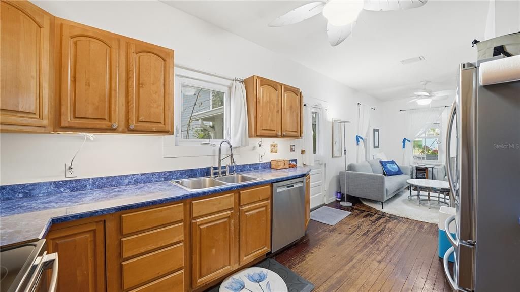 For Sale: $394,900 (2 beds, 1 baths, 880 Square Feet)