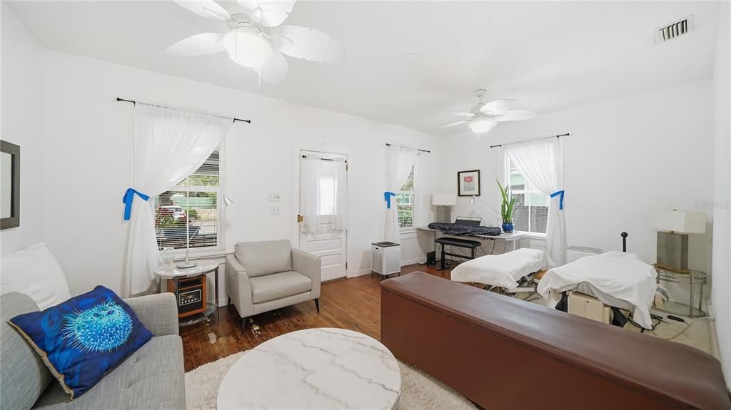 For Sale: $394,900 (2 beds, 1 baths, 880 Square Feet)