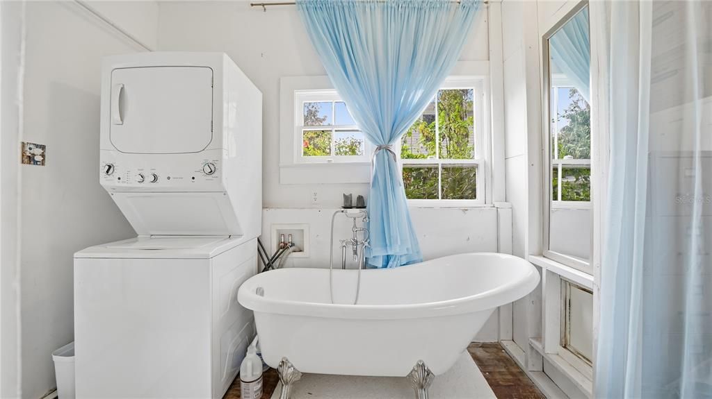 For Sale: $394,900 (2 beds, 1 baths, 880 Square Feet)