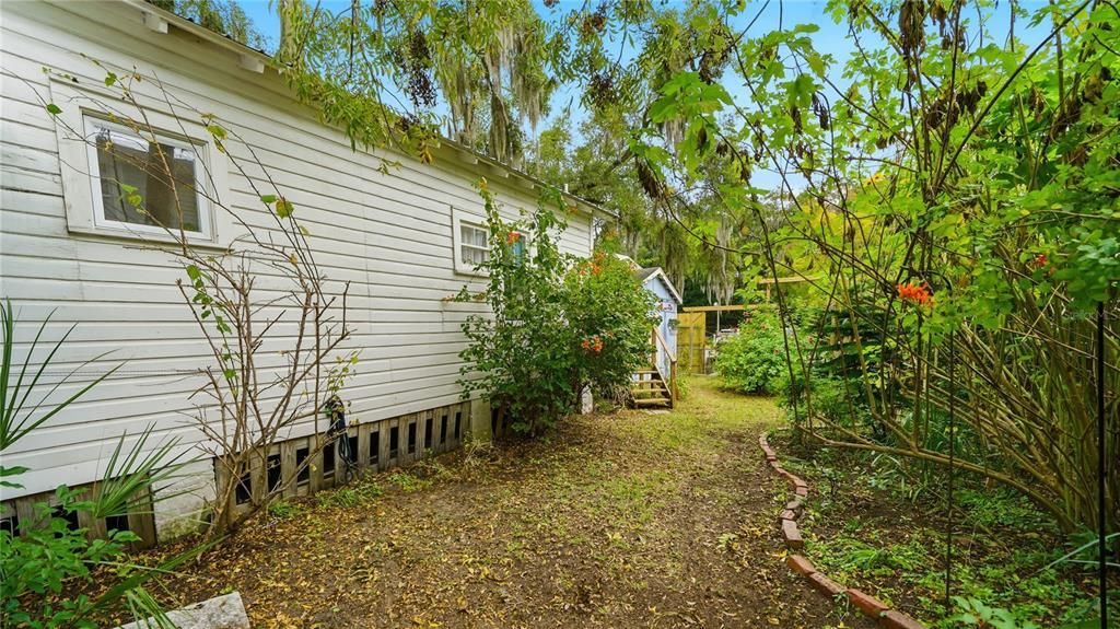 For Sale: $394,900 (2 beds, 1 baths, 880 Square Feet)