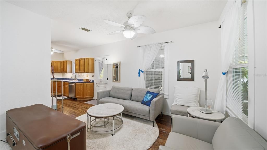 For Sale: $394,900 (2 beds, 1 baths, 880 Square Feet)