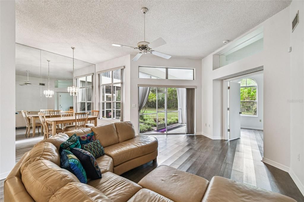 For Sale: $325,000 (2 beds, 2 baths, 1237 Square Feet)