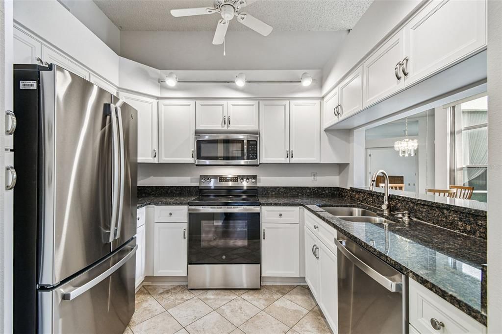 For Sale: $325,000 (2 beds, 2 baths, 1237 Square Feet)