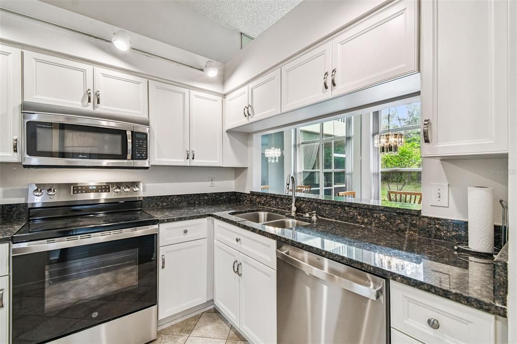 For Sale: $325,000 (2 beds, 2 baths, 1237 Square Feet)