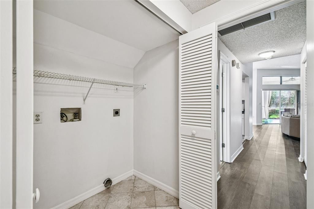 For Sale: $325,000 (2 beds, 2 baths, 1237 Square Feet)