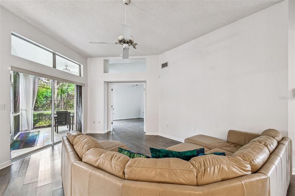 For Sale: $325,000 (2 beds, 2 baths, 1237 Square Feet)
