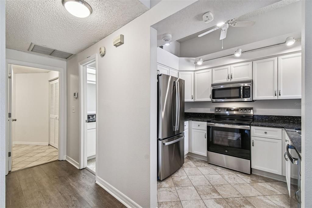 For Sale: $325,000 (2 beds, 2 baths, 1237 Square Feet)