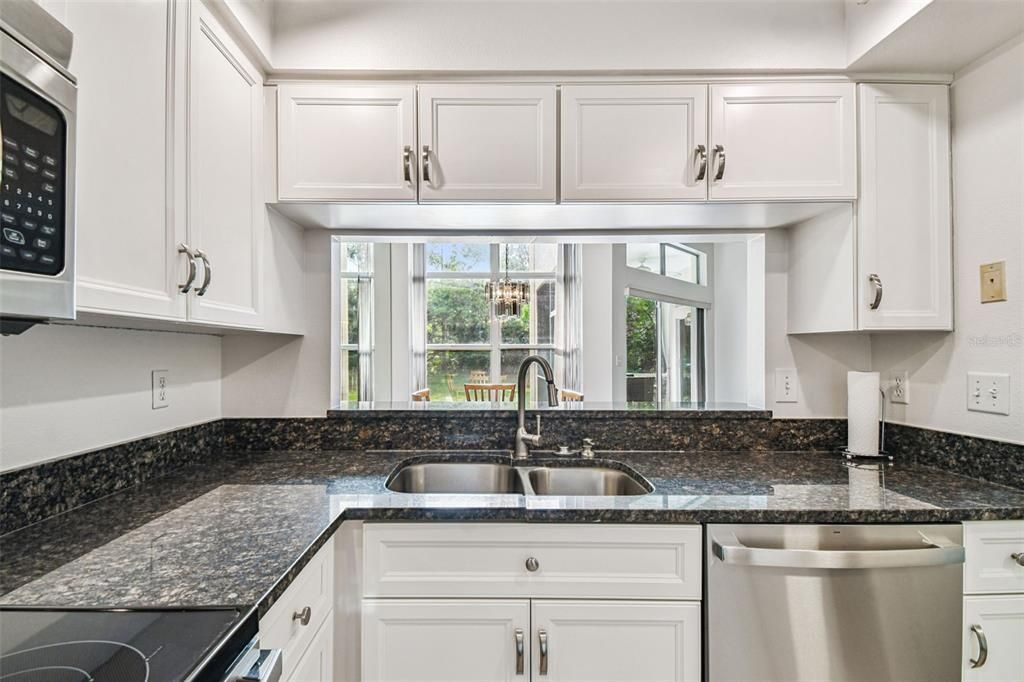 For Sale: $325,000 (2 beds, 2 baths, 1237 Square Feet)