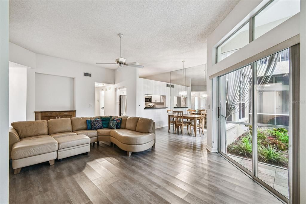 For Sale: $325,000 (2 beds, 2 baths, 1237 Square Feet)