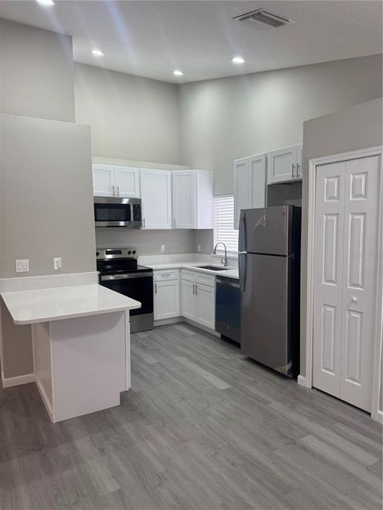 For Sale: $549,999 (6 beds, 4 baths, 2112 Square Feet)