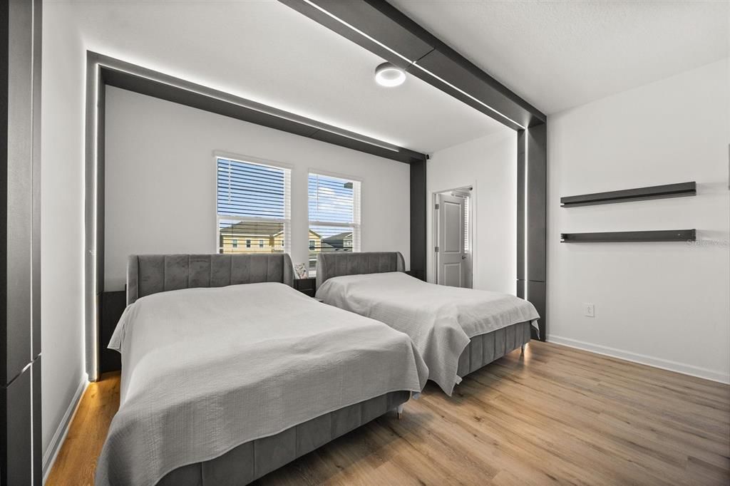 出租: $5,350 (5 贝兹, 3 浴室, 3393 平方英尺)