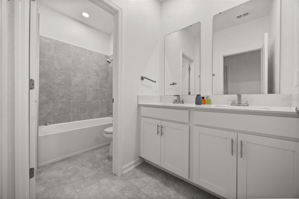 出租: $5,350 (5 贝兹, 3 浴室, 3393 平方英尺)