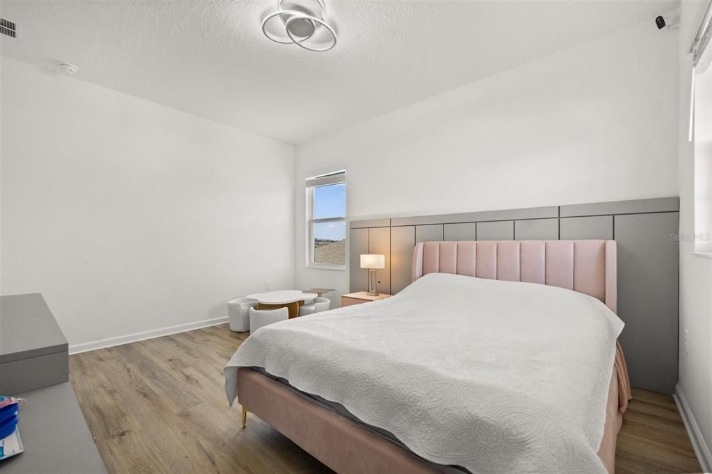 出租: $5,350 (5 贝兹, 3 浴室, 3393 平方英尺)