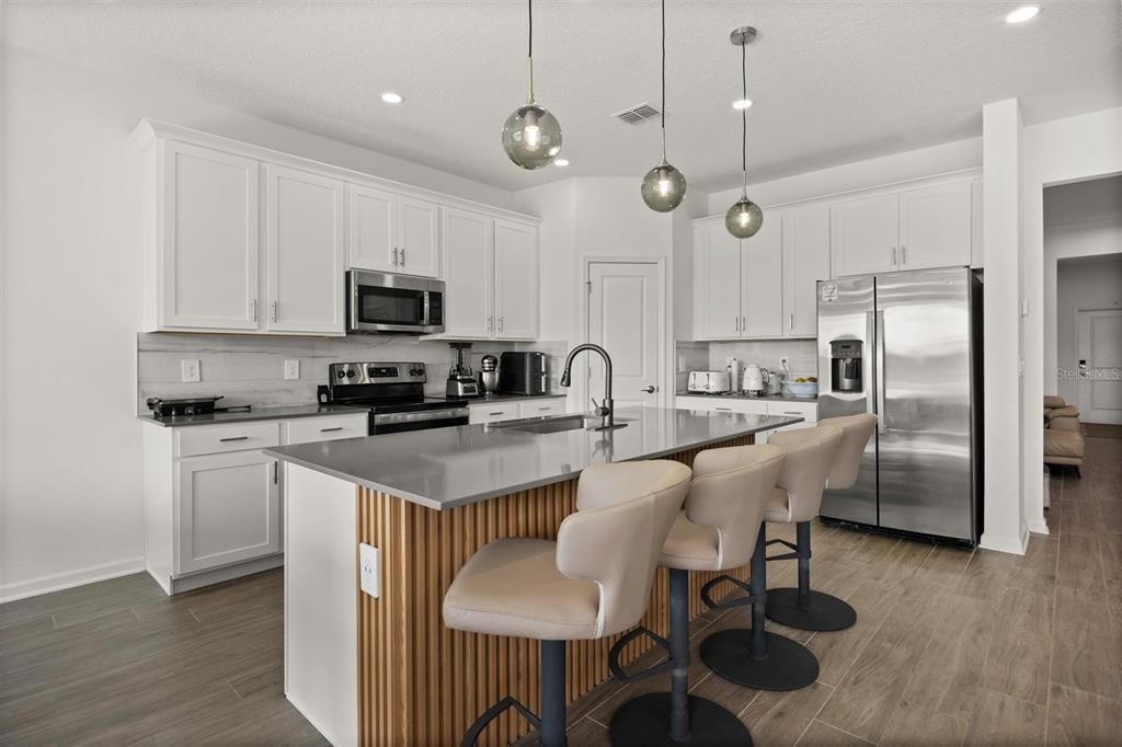 出租: $5,350 (5 贝兹, 3 浴室, 3393 平方英尺)